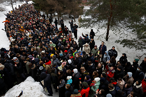 Russia/Navalny-mourners-crowd
